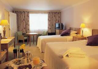 Отель Castle Hotel Macroom Макрум Трехместный номер с 1 двуспальной и 1 односпальной кроватью.-1